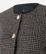 Casaqueto femenino de corte recto y largo corto, confeccionado en tejido estructurado con textura chevron. Presenta escote redondeado sin cuello, manga larga, cierre frontal con botones visibles y bolsillos decorativos con solapa.
