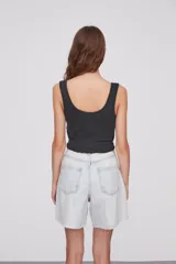 Musculosa corta gris oscuro de algodón con escote en U y terminación ondulada en el ruedo.