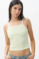 Top sin mangas color verde claro con textura de panal de abeja y ribete blanco en escote y tirantes.