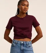 Remera de algodón con cuello redondo y mangas cortas con dobladillo fijo. Presenta un corte clásico y versátil, ideal para uso diario.