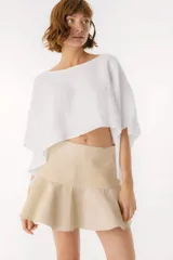Blusa blanca de lino, con escote bote y corte amplio y holgado.