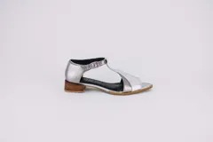 Sandalias de cuero plateadas con puntera abierta, tiras finas y tacón bajo de madera.