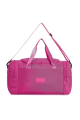 Bolso de viaje tipo duffel bag, color fucsia vibrante, con textura de malla visible. Cuenta con dos asas de mano y una correa ajustable y desmontable para llevar al hombro.
