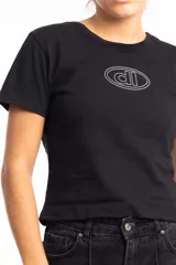Remera negra de manga corta, corte ajustado y corto (baby tee), con un pequeño logo bordado en blanco en el pecho.