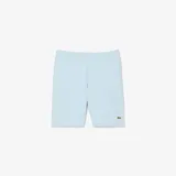 Short Lacoste de corte regular, color celeste, con cintura elástica y logo de la marca bordado en la parte inferior.