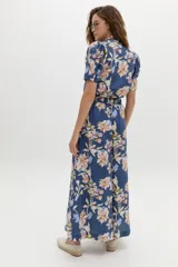 Camisa de lino azul con estampado floral en tonos rosados y beige, cuello mao con escote en V y mangas cortas abullonadas.