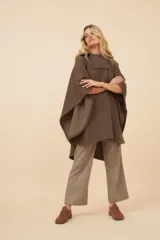 Poncho marrón de lana fina sin teñir, con cuello y cuadrado aplicado con broche a presión.