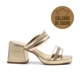 Sandalias de cuero negro con dos tiras gruesas con strass y taco cuadrado.