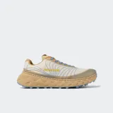 Championes de trail running Nnormal modelo Tomir, con diseño técnico en tonos beige y detalles en azul. Presentan una suela robusta con tecnología Vibram Megagrip y Litebase para un agarre superior, y una entresuela de EVA que proporciona una amortiguación avanzada.