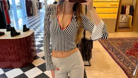 Top de jersey estampado con escote en V y mangas largas acampanadas.