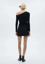 Vestido corto negro de diseño asimétrico con escote de un solo hombro y manga larga. Presenta un corte entallado con detalle de lazo ajustable en la cintura y cierre de cremallera lateral.