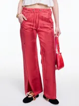 Pantalón de jogging rojo de tiro medio con elástico en la pretina y lazos ajustables.