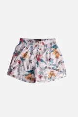 Short de baño de secado rápido con estampado floral sobre fondo azul. Cuenta con cintura elástica con cordón ajustable, bolsillos laterales y logo aplicado en goma.