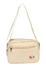 Bandolera color beige con diseño acolchado. Tiene correa larga regulable y cierre superior.
