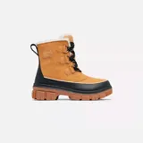 Bota de invierno Sorel modelo Tivoli V, confeccionada en gamuza impermeable color curry con refuerzos de goma negra en la base y el talón. Presenta interior forrado en piel sintética, cierre con cordones y suela de goma dentada color marrón.