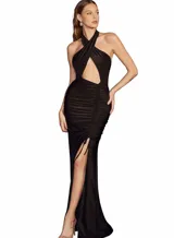 Vestido largo de fiesta color negro, con escote halter cruzado y abertura frontal tipo cut-out en el abdomen. Presenta un diseño drapeado en la parte central y una falda con tajo lateral profundo.
