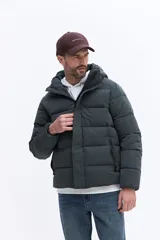 Campera puffer con capucha integrada, color verde oscuro, con cierre frontal cubierto y bolsillos laterales con cierre.