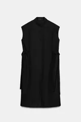 Vestido midi camisero de algodón color negro, con cuello solapa, sin mangas y cierre frontal con botones ocultos por solapa. Incluye cintura ajustable con tiras de lazada lateral en el mismo tejido.