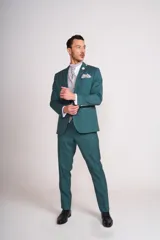 Ambo de ceremonia color verde petróleo, compuesto por saco de dos botones, pantalón de corte recto y chaleco gris con estampado jacquard. Incluye pañuelo de bolsillo y corbatón a juego.