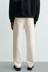 Pantalón de corte regular fit, confeccionado en una mezcla de algodón y lino. Presenta un diseño clásico de cinco bolsillos, con cierre frontal de cremallera y botón.