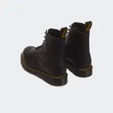 Botas Dr. Martens 1460 de cuero negro, con cordones, suela con cámara de aire y costuras amarillas visibles en la vira.