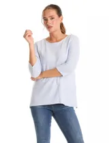 Buzo de tejido soft color beige con textura jaspeada, cuello redondo, mangas tres cuartos con detalle de botones en los puños y tajos laterales en el ruedo.