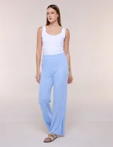 Pantalón jogger flare celeste de tejido texturizado con relieve, tiro alto con cintura elástica y tajos laterales en los tobillos.