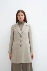 Saco corto entallado de lana fina, con cuello solapa, manga larga y cierre frontal con botones. Diseño clásico y atemporal confeccionado en tejido de lana sin teñir.