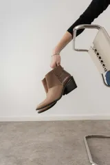 Bota corta de cuero color marrón con paneles de gamuza y cuero texturizado.