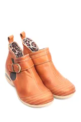 Botin de cuero negro con suela de goma tipo burbuja, diseño clásico con hebilla metálica lateral y elásticos para mayor ajuste.
