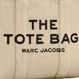 Bolso tipo tote de gran tamaño, confeccionado en lona de algodón y poliéster color negro. Presenta el logo estampado en blanco en el frente y bordes reforzados con detalles de texto. Cuenta con doble asa superior para llevar al hombro.