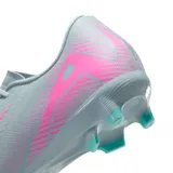 Championes de fútbol Nike Mercurial Vapor 16 Academy, color celeste con detalles en rosa y turquesa.