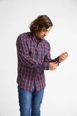 Camisa de manga larga con cuello clásico y cierre frontal abotonado. Presenta un estampado de cuadros en tonos azul marino y rojo. Confeccionada en algodón, cuenta con un corte slim fit y logo bordado en el pecho.