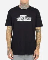 Remera negra de manga corta con estampa frontal del logotipo de Lost Surfboards en color blanco.