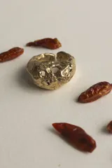 Anillo plateado con diseño irregular inspirado en los corales marinos.