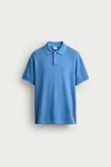 Sudadera polo de manga corta, color celeste, con efecto lavado, cuello solapa y cierre frontal de botonadura con tres botones.