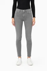 Pantalon jean de corte skinny y tiro medio, en color gris.