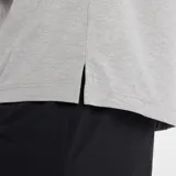 Remera deportiva New Balance de corte estándar y manga corta, confeccionada en tejido transpirable con tecnología NB DRY. Presenta cuello redondo y logotipo reflectante de la marca en el pecho.