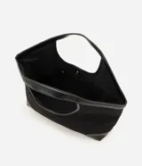 Cartera shopper grande de color negro, confeccionada en poliéster con detalles en material sintético en las esquinas inferiores y en las asas integradas. Cuenta con costuras pespunteadas a contratono y una estructura amplia con abertura superior con cierre.