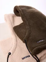 Pasamontañas de tejido tipo corderito sintético en color negro, con diseño de capucha integrada y cordones ajustables en la parte frontal.