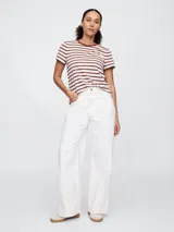 Remera de manga corta con diseño de rayas horizontales en color marrón y blanco, confeccionada con cuello redondo al tono.