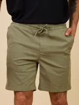 Bermuda color verde militar con cintura elastizada ajustable con cordón, bolsillos laterales y traseros.