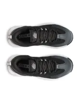 Championes de básquet Under Armour Curry 3Z 25 SDE, color negro con detalles en blanco. Presentan una parte superior que combina cuero y malla transpirable, con entresuela Charged Cushioning para mayor reactividad y suela de goma con patrón de tracción anatómico.
