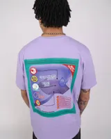 Remera lila de corte holgado con estampado rectangular en la espalda que simula el empaque de un producto de limpieza.