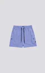 Short de baño color lavanda, de calce regular, con cintura elástica y cordón ajustable. Posee cuatro bolsillos, incluyendo bolsillos cargo con tapa en los laterales.