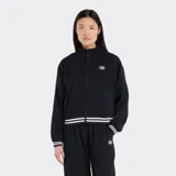 Campera deportiva New Balance negra con cierre frontal y cuello alto. Presenta puños y cintura con ribete de doble franja blanca. Lleva un pequeño logo bordado en el pecho.