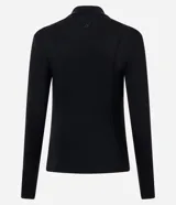 Campera deportiva entallada de microfibra, con cuello alto, cierre frontal con cremallera y bolsillos laterales funcionales.