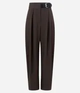 Pantalón sastre de corte barrel, color gris oscuro, con cintura alta, pinzas delanteras y diseño de pierna ancha.