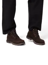 Bota de cuero de grano completo y ante color marrón, con diseño resistente al agua. Cuenta con cordones, cuello acolchado, entresuela de EVA ligera y suela de goma dentada inspirada en maquinaria pesada para mayor tracción.