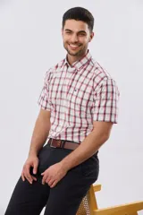 Camisa de manga corta a cuadros en tonos blanco, azul y gris, con cuello abotonado, bolsillo en el pecho y cierre frontal con botones.